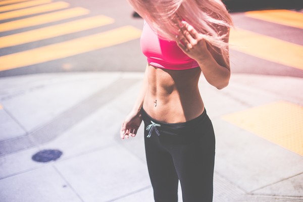 ▲女生，女子，跑步，運動，腹肌，身材，慢跑，健身。（圖／pixabay）