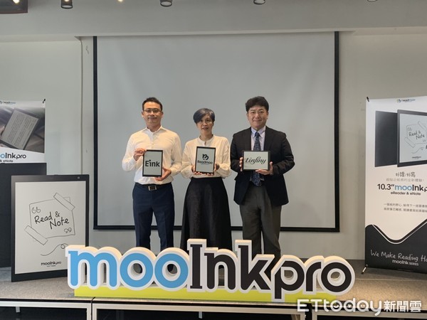 ▲ 10.3吋mooInk Pro正式亮相.左起為元太科技消費性電子事業電子紙筆記本處長景己倉、Readmoo讀墨電子書執行長龐文真、Linfiny全球業務處資深處長小玉勇。（圖／記者姚惠茹攝）