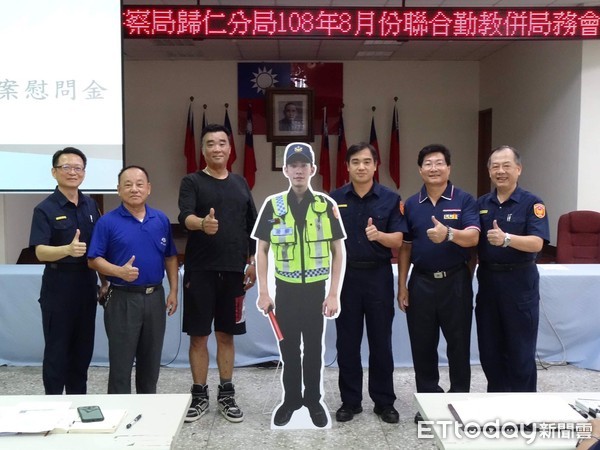 ▲台南市歸仁警友辦事處副主任陳國卿，捐贈20面「警察人型立牌」給歸仁警分局。（圖／記者林悅翻攝，下同）