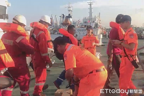 ▲▼海巡署中區分署救援彰化外海故障的印尼籍工作船，平安救出40人。（圖／記者李忠憲翻攝）