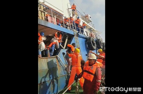 ▲▼海巡署中區分署救援彰化外海故障的印尼籍工作船，平安救出40人。（圖／記者李忠憲翻攝）