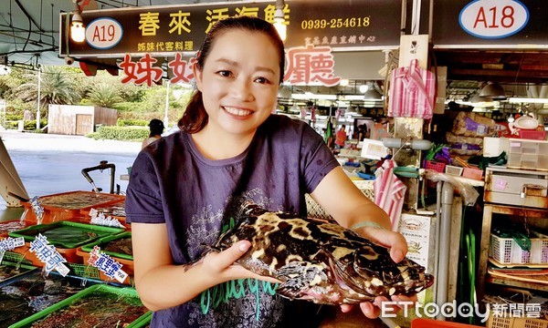 ▲ 石門「富基魚市」秋季感恩回饋 消費滿3000元抽龍蝦、石斑。（圖／記者郭世賢攝）