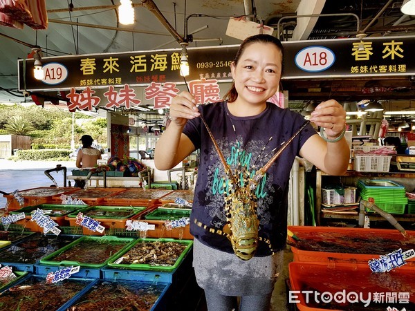 ▲ 石門「富基魚市」秋季感恩回饋 消費滿3000元抽龍蝦、石斑。（圖／記者郭世賢攝）