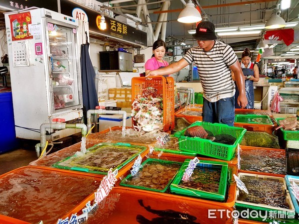 ▲ 石門「富基魚市」秋季感恩回饋 消費滿3000元抽龍蝦、石斑。（圖／記者郭世賢攝）