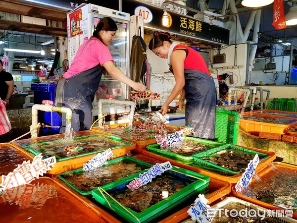 ▲ 石門「富基魚市」秋季感恩回饋 消費滿3000元抽龍蝦、石斑。（圖／記者郭世賢攝）