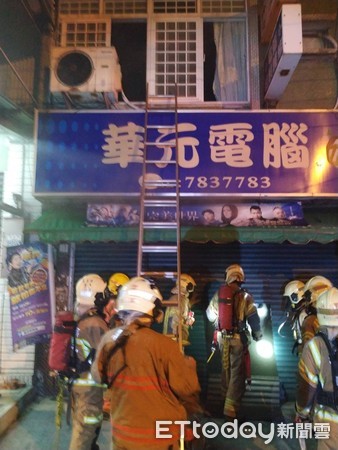 ▲台南市學甲區濟生路一處店面民宅發生火警，消防局出動大批消防人車前搶救，並平安救出受困3人。（圖／記者林悅翻攝，下同）