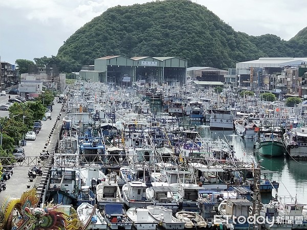 ▲▼「白鹿」雖是輕颱，但不能輕忽，漁船避風浪擠爆南方澳漁港。（圖／記者游芳男攝，下同）