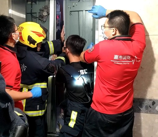 ▲▼ 民眾受困電梯20分鐘 。（圖／讀者提供）