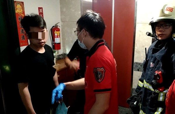 ▲▼ 民眾受困電梯20分鐘 。（圖／讀者提供）