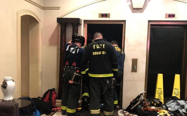 出電梯時突然急速下墜！　30歲男被夾在「電梯和樓板之間」慘死5人面前。（圖／翻攝自Twitter／FDNY）