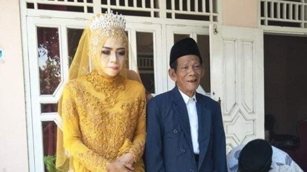 ▲▼印尼爪哇84歲巫師娶了27歲女子（圖／翻攝自Tribunjateng.com）