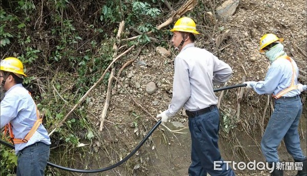 ▲米塔颱風來襲，全台各地出現停電災情，台電公司表示已派出工程團隊積極搶修中。(圖／台電提供)