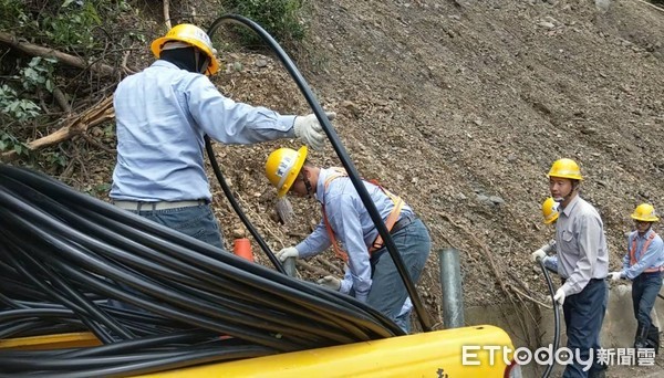 ▲米塔颱風來襲，全台各地出現停電災情，台電公司表示已派出工程團隊積極搶修中。(圖／台電提供)