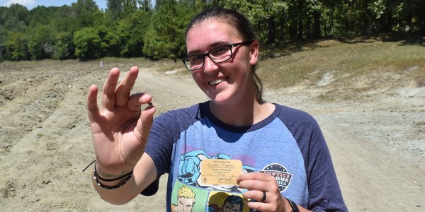 ▲▼德州27歲女發現3.72克拉黃鑽。（圖／翻攝自 Crater of Diamonds State Park官網）