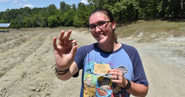 上YouTube看個教學影片　27歲女一低頭...就挖到3.72克拉大黃鑽。（圖／翻攝自推特／Arkansas State Parks）