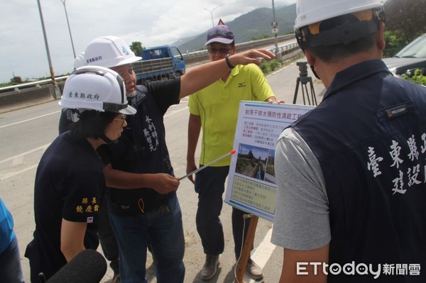 ▲▼台東縣長饒慶鈴前往台東市射馬干及永樂排水系統，視察區域排水清疏整理工程。（圖／台東縣政府提供，下同）