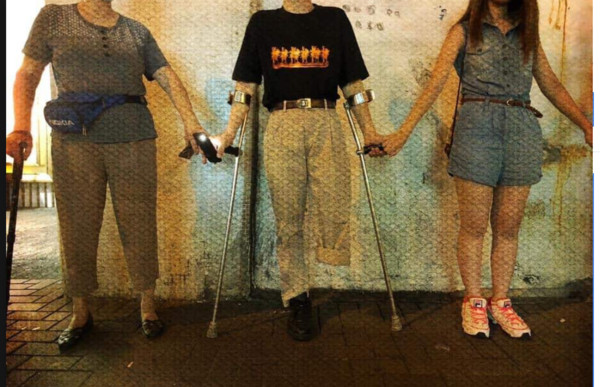 ▲▼有人拍到一位「單腿哥」參加香港築人鏈活動，讓網友相當感動。（圖／翻攝自香港突發事故報料區）
