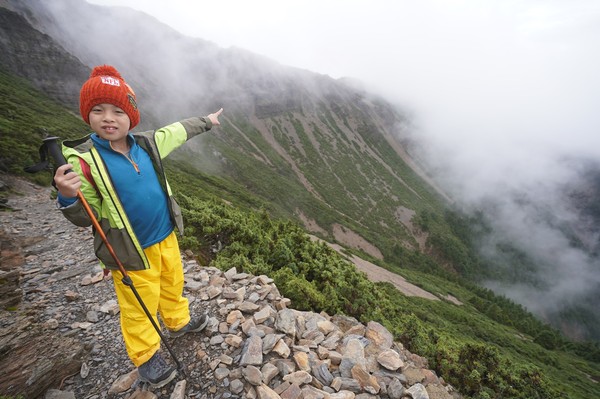 ▲▼8歲鄒澤綱帶母親遺照與爸爸鄒品為等人登玉山，離天堂近點就是想再夢見媽媽。（圖／鄒品為提供，下同）