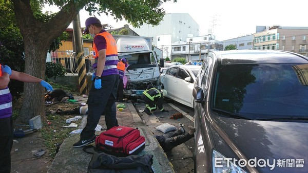 ▲桃園市蘆竹區一輛貨車清晨突然失控，衝向路旁轎車波及路旁環保志工，現場一片混亂。（圖／記者沈繼昌翻攝）