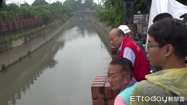 ▲高雄市長韓國瑜視察曹公新圳       。（圖／記者賴君欣攝）