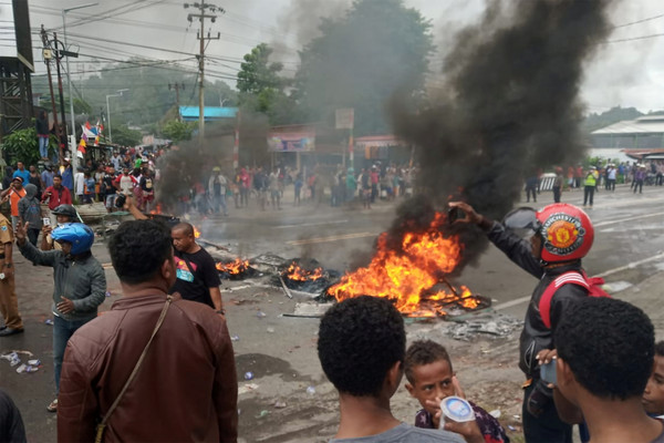 ▲印尼西巴布亞省（West Papua）近日發生大規模的示威，政府加派1千多名安全軍隊進駐，並暫時限制當地的網路。（圖／路透）