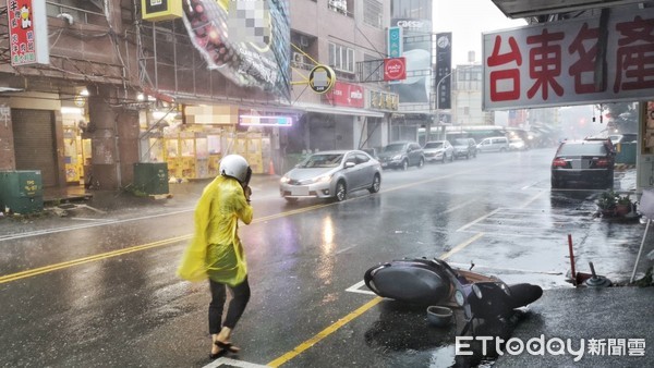 ▲▼ 白鹿颱風來襲，台東市區風強雨大。（圖／記者黃彥傑攝）