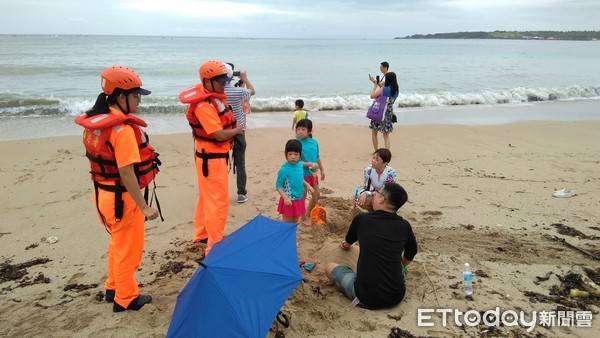 ▲海巡署南部分署第11岸巡隊積極勸離海邊民眾，並籲請民眾颱風期間，切勿至海邊從事觀浪、戲水等活動，以確保自身安全。（圖／記者林悅翻攝，下同）