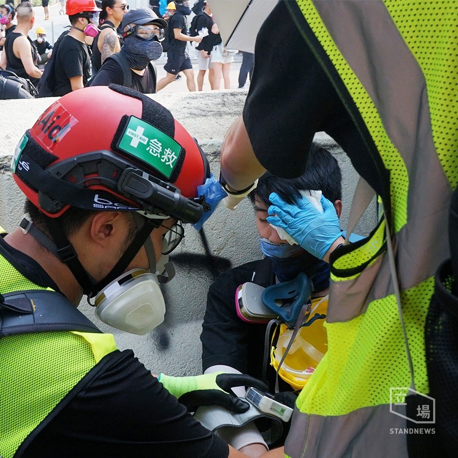 ▲▼示威者左眼疑似被橡膠子彈打中。（圖／翻攝Stand News 立場新聞臉書）