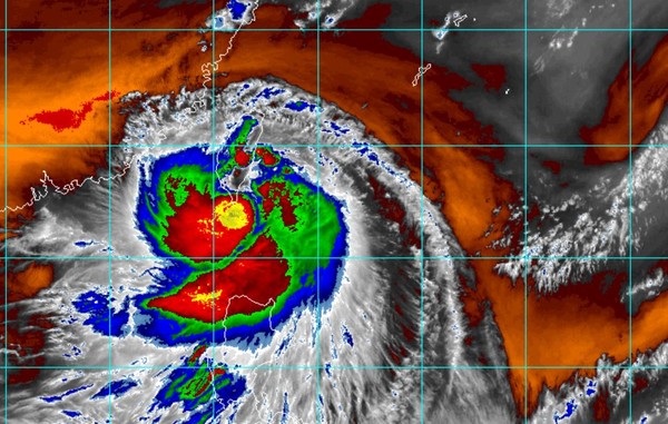 ▲▼白鹿颱風已於13時左右從屏東縣滿州鄉登陸。（圖／RAMMB）