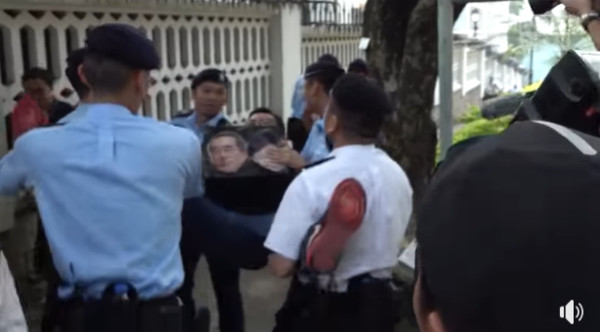 ▲禮賓府外示威者遭警方架離現場。（圖／翻攝RTHK香港電台視像新聞臉書）