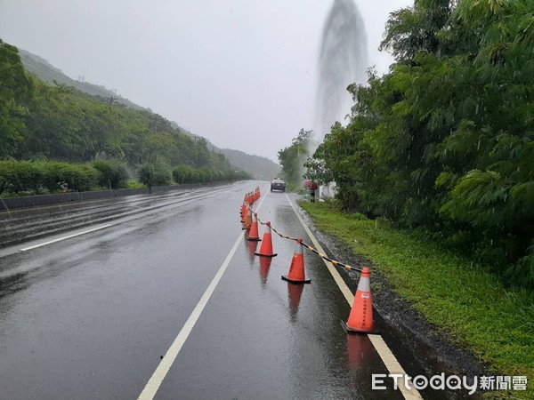 ▲自來水公司大型水管排氣閥遭自小客車撞壞，水柱噴高達4~5公尺，警方進行管制             。（圖／記者陳崑福翻攝）