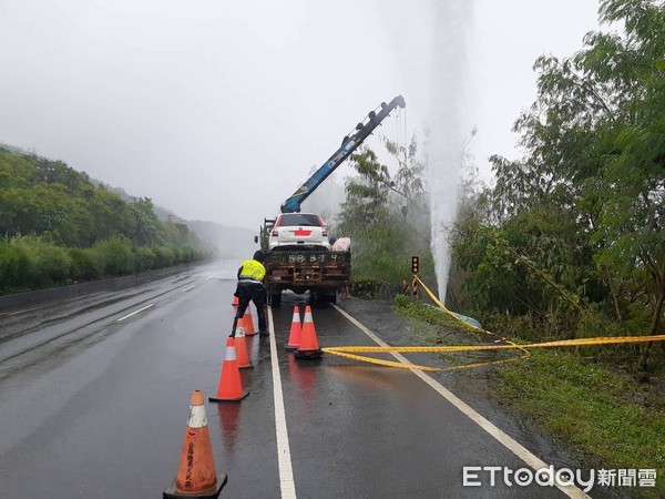 ▲自來水公司大型水管排氣閥遭自小客車撞壞，水柱噴高達4~5公尺，警方進行管制             。（圖／記者陳崑福翻攝）