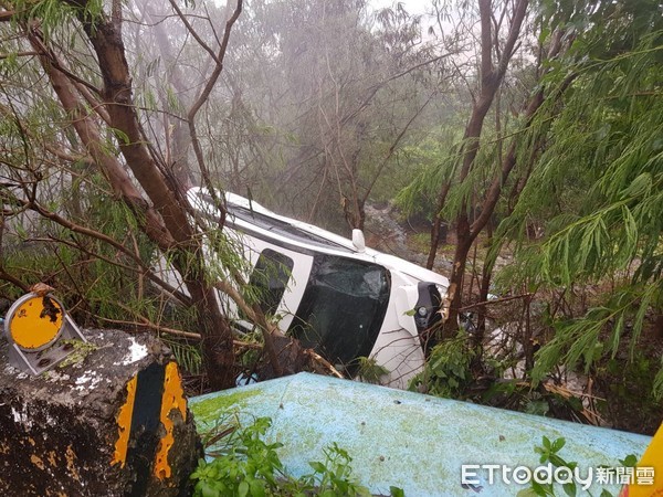 ▲自來水公司大型水管排氣閥遭自小客車撞壞，水柱噴高達4~5公尺，警方進行管制             。（圖／記者陳崑福翻攝）