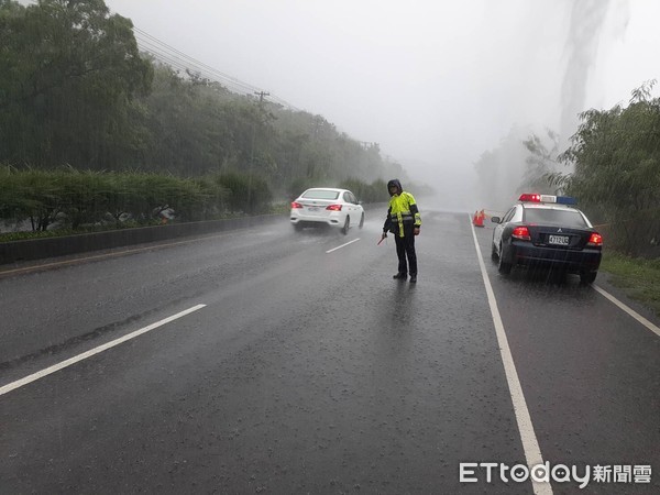 ▲自來水公司大型水管排氣閥遭自小客車撞壞，水柱噴高達4~5公尺，警方進行管制             。（圖／記者陳崑福翻攝）