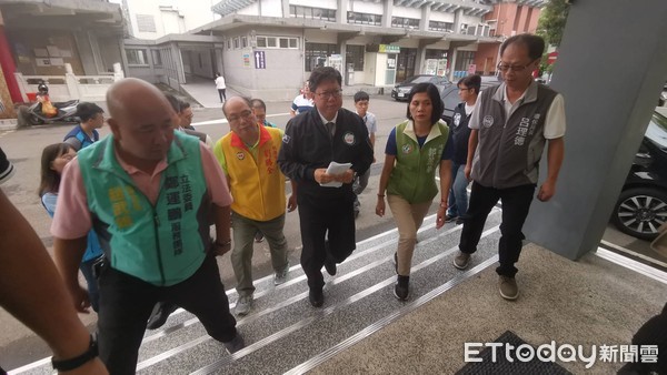 ▲▼桃園市長鄭文燦慰問遭26歲酒駕朱姓男子撞亡的死者家屬。（圖／記者王亞志攝）