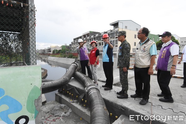 ▲怕鹿港老街淹水，縣長王惠美視察鹿港溪水利狀況。（圖／記者唐詠絮翻攝）