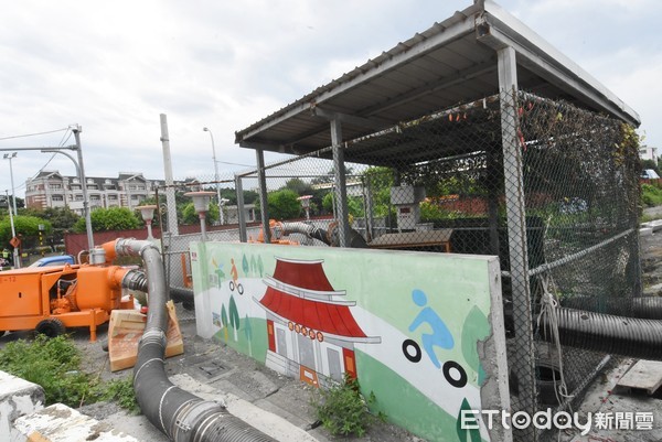 ▲怕鹿港老街淹水，縣長王惠美視察鹿港溪水利狀況。（圖／記者唐詠絮翻攝）