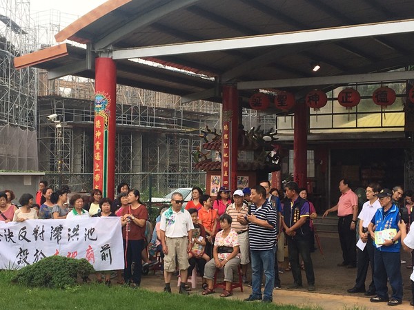 ▲外埔居民不滿校方堅持要在廟前開挖，到場拉白條抗議。（圖／李榮鴻服務處提供）