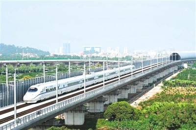 ▲大陸江湛高鐵（江門至湛江）的新會段於去年通車，全長2036公尺，使用了全球首例的「高速鐵路全封閉隔音隧道」，耗資1.8億多的人民幣（約台幣9億），為了保護當地3萬多隻的小鳥，以減少生態環境的傷害。（圖／新浪網）