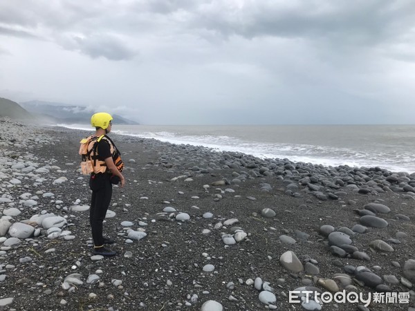 ▲▼    一名民眾不斷朝海邊走去         。（圖／記者黃彥傑翻攝）