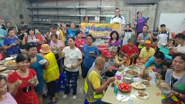 ▲八德區興仁里百戶里民「一家一菜」，分享家常美食。（圖／北健提供）