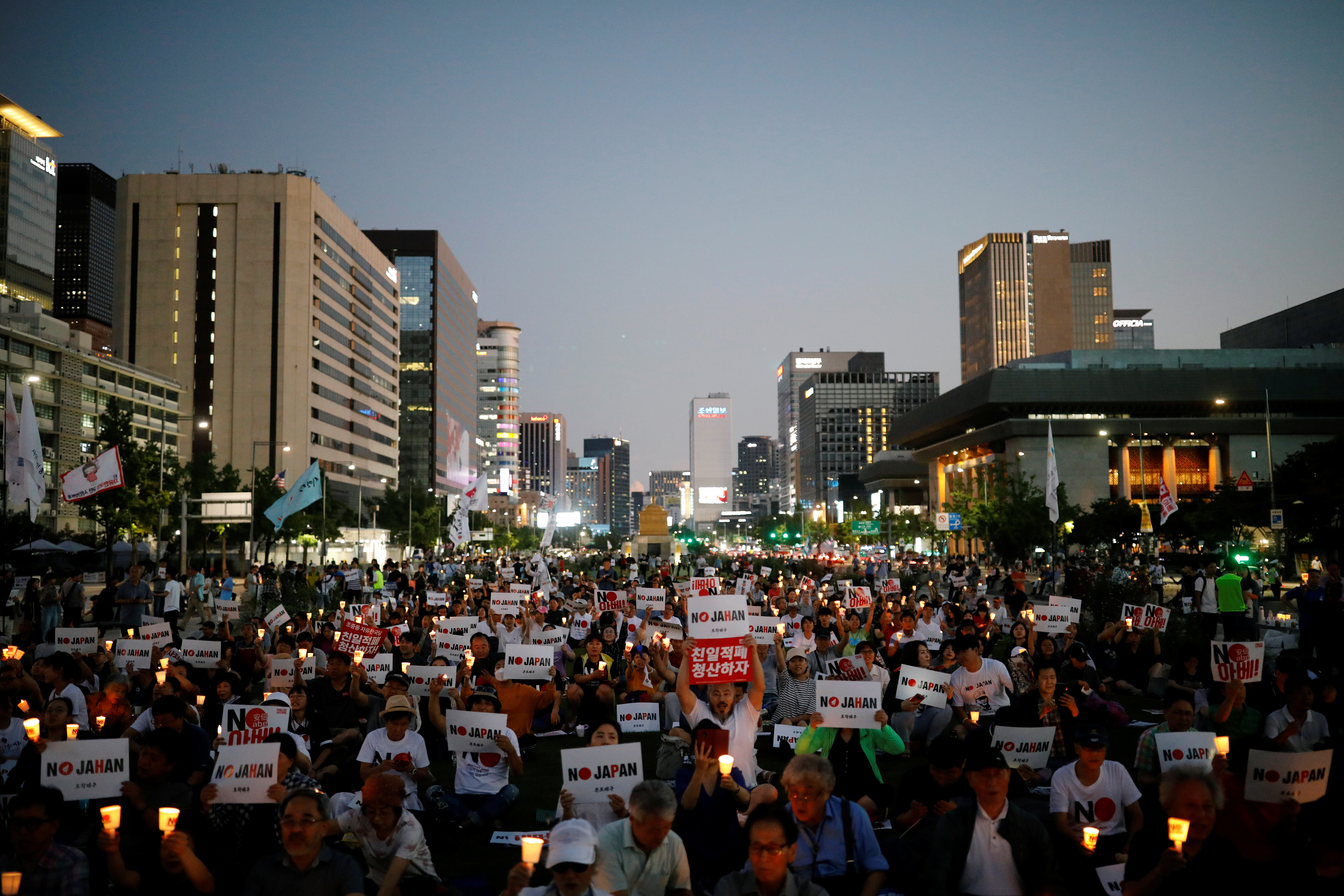▲▼日韓貿易戰, 南韓民眾24日晚間聚集在光化門廣場舉辦燭光集會，抗議安倍政權。（圖／路透社）