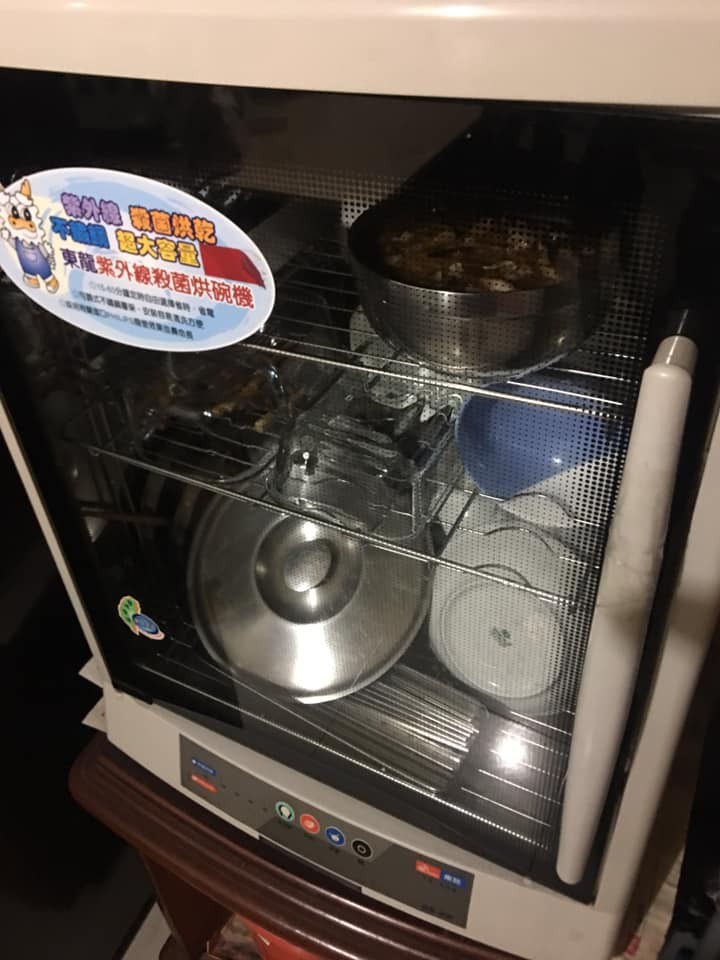 ▲▼烘碗機拿來保溫飯菜。（圖／翻攝自Facebook／爆廢公社）