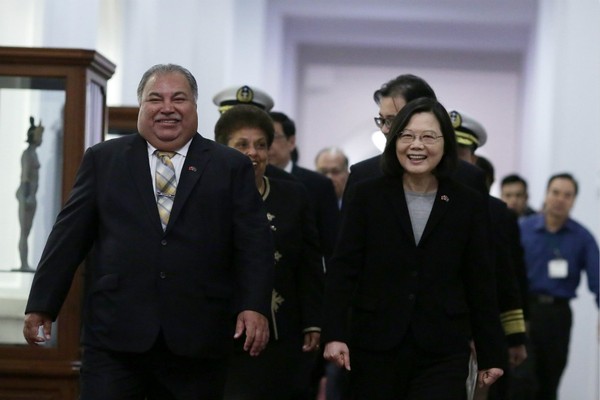 ▲諾魯總統巴倫瓦卡（左）2017年3月拜訪台北，獲得總統蔡英文（右）接見。（圖／取自總統府）
