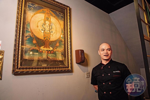 曾煥宇的父親在世時喜愛蒐集古董，曾有人出價100萬元要買牆上的唐卡，曾煥宇仍不願割愛。