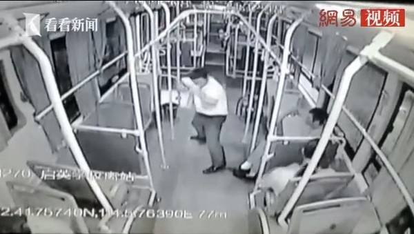 ▲醉漢公車上強抱女乘客，男司機制止反遭強吻（圖／翻攝自網易視頻）