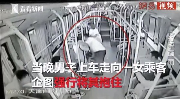 ▲醉漢公車上強抱女乘客，男司機制止反遭強吻（圖／翻攝自網易視頻）