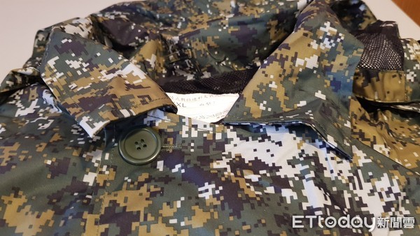 ▲▼陸軍公布新式數位迷彩雨衣,跟舊式相比更能防水更透氣舒適,大獲官兵好評。（圖／記者呂佳賢攝）