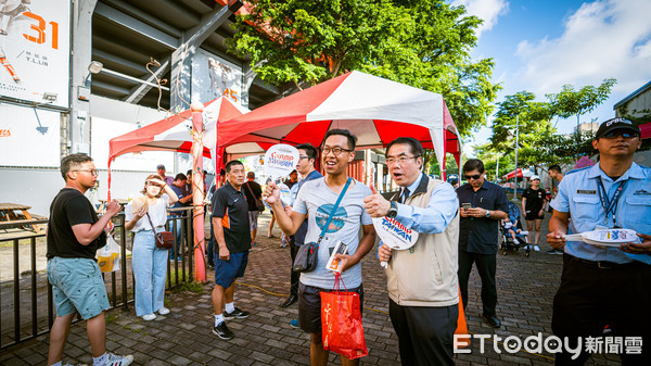 ▲▼台南市長黃偉哲宣傳U12少棒賽。（圖／記者陶本和攝）