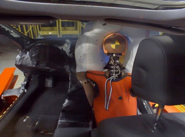 Honda設計「內凹式」安全輔助氣囊　夾住乘客頭部避免額外碰撞傷害（圖／翻攝自Honda）